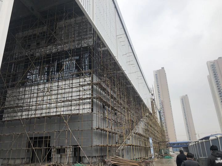 山东工业园区铝镁锰屋面板施工案例
